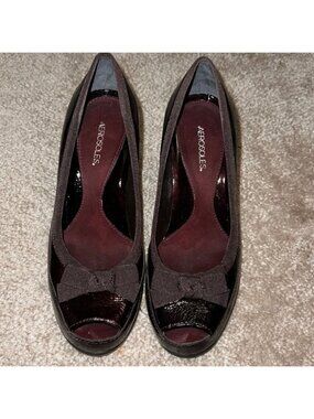 Aerosoles brown patent leather peep toe pumps. With tasteful bow.EUC. Size 6.